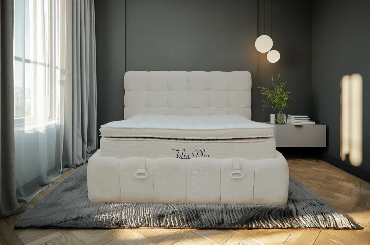 Luksuzni Alizino krevet u eleganntnoj spavaćoj sobi sa toplim osvetljenjem